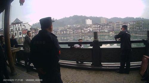 吃瓜大爷跳桥,一场意外引发的全民热议