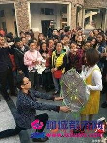 重庆大妈吃瓜群众视频,街头热辣一幕引网友热议