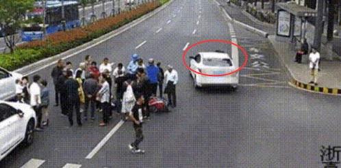 汽车撞吃瓜群众,无辜路人成“吃瓜群众”的悲剧见证